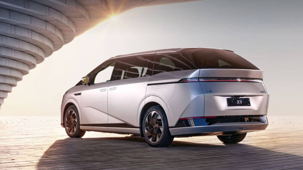 "XPeng X9: Electric Minivan Specs and Innovation Unveiled"
