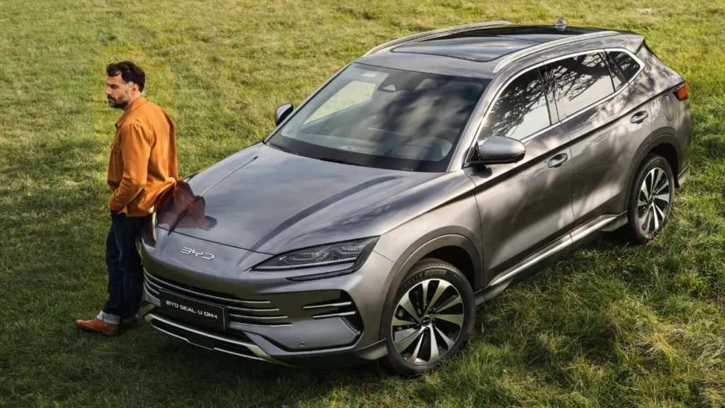 BYD SEAL U DM-i: 215 hp, 1200 km range, $38K. Explore specs and see how it beats Toyota RAV4 Hybrid & Kia Sportage PHEV in efficiency!