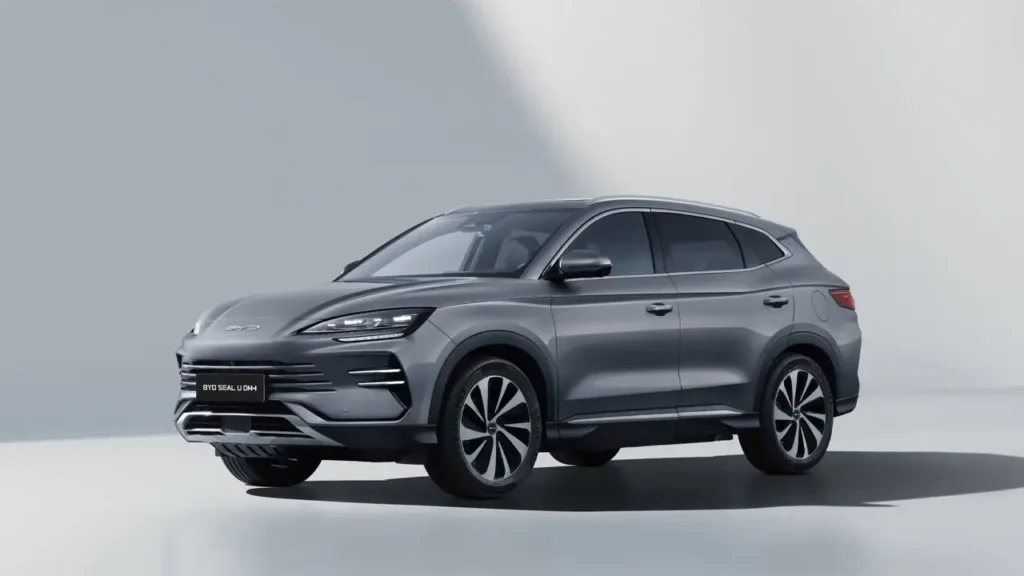 BYD SEAL U DM-i: 215 hp, 1200 km range, $38K. Explore specs and see how it beats Toyota RAV4 Hybrid & Kia Sportage PHEV in efficiency!