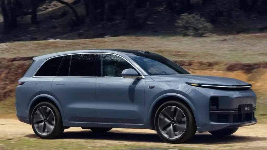 Li L8 hybrid SUV driving on dirt road
