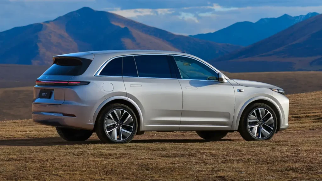 Rear side of Li L7 SUV in a scenic mountain landscape