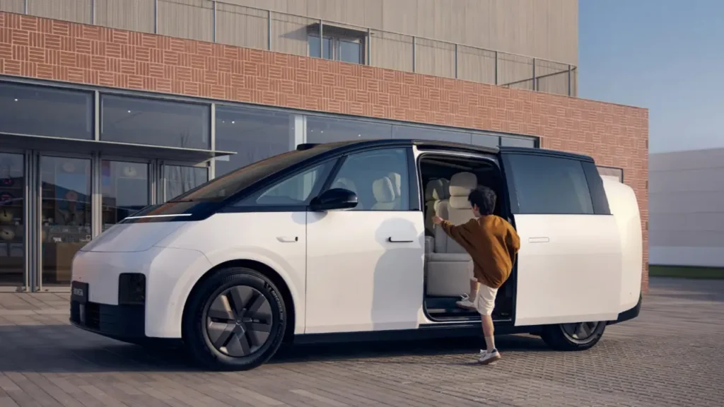 Li MEGA electric minivan with open sliding door and spacious interior