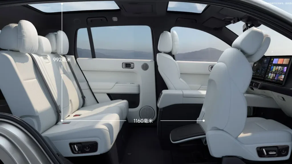 Second-row seating of Li L7 electric SUV with panoramic roof view