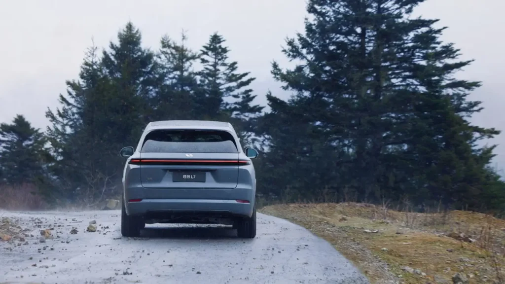 Rear view of Li L7 electric SUV on a forest trail